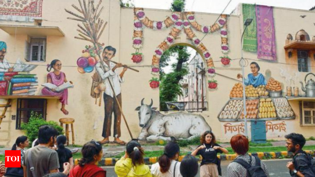 Murals in Delhi that hope to bring art and public closer | Delhi News -  Times of India