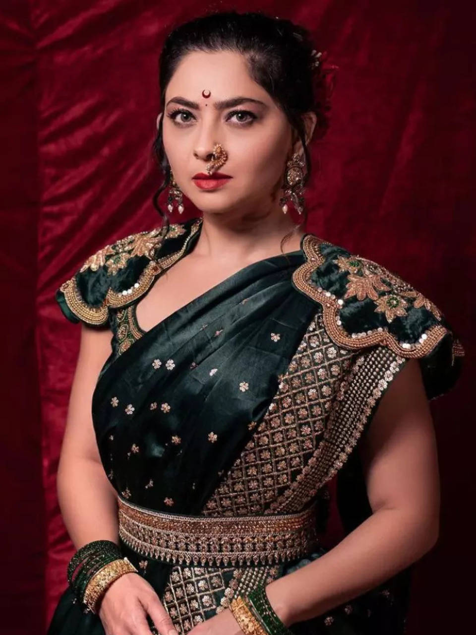 Sonalee Kulkarni's beautiful photoshoot in green Nauvari saree ...