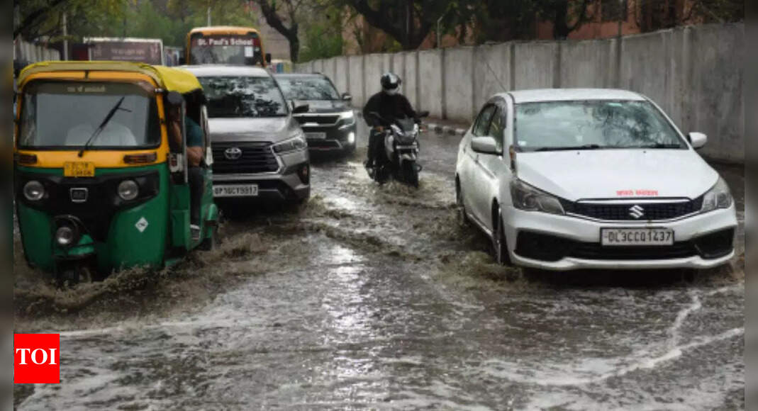 दिल्ली के कुछ हिस्सों में ओलावृष्टि, अधिकतम तापमान 28 डिग्री सेल्सियस |  दिल्ली समाचार – टाइम्स ऑफ इंडिया