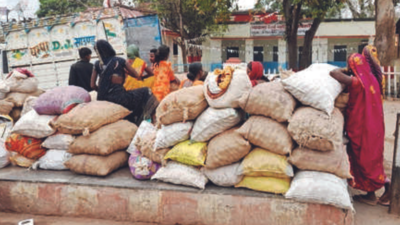 Women from Palamu get potatoes as wages in Bihar