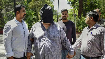 Maharashtra cops arrest bookie wanted in Amruta case