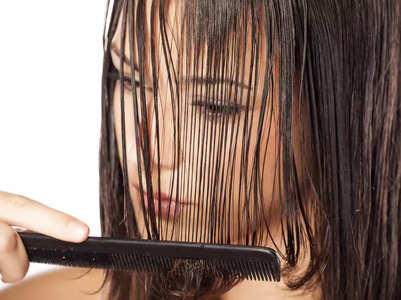 Does combing wet hair leads to hair fall?