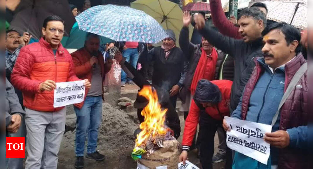 Hoteliers, priests in Uttarkashi protest mandatory registration for Char Dham pilgrims