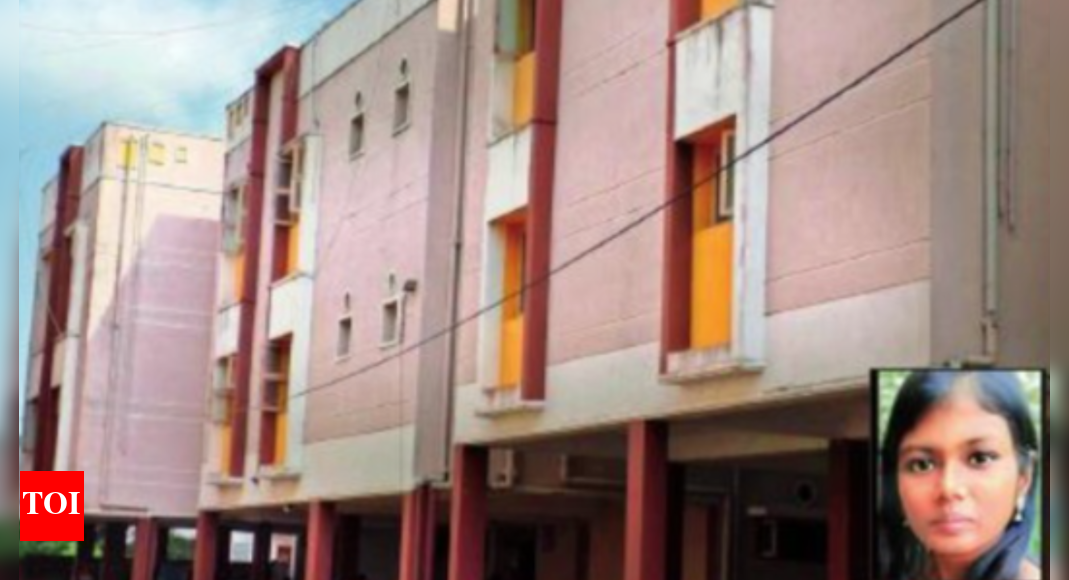 Chennai woman falls from parapet, dies | Chennai News - Times of India
