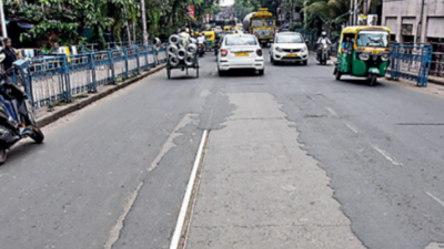 Kolkata: Transport dept lays bitumen on Maniktala tram tracks, buries part of green commute circuit