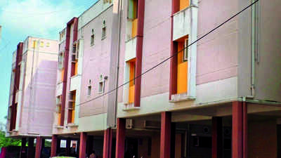 Woman falls from parapet, dies