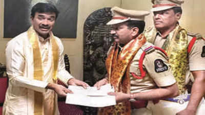 Two policemen who saved lives of protesters honoured by Hyderabad police commissioner CV Anand