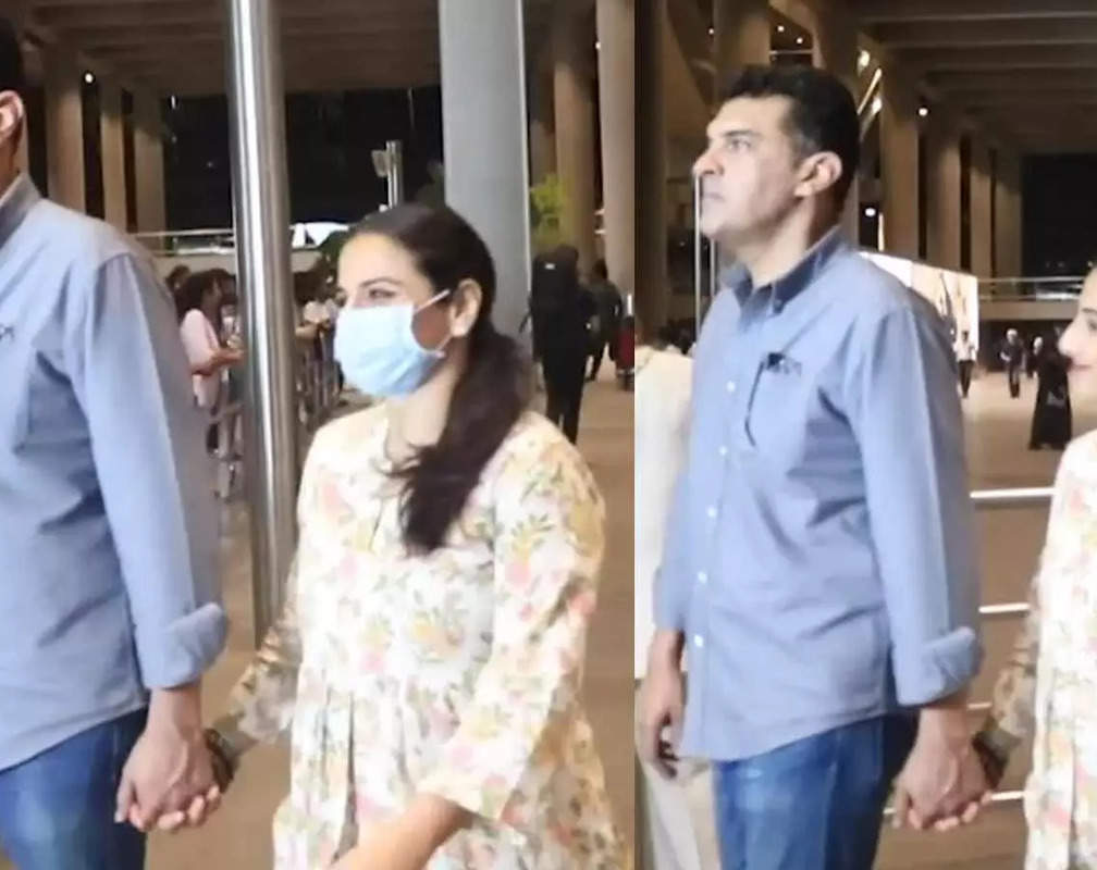 
'Ma'am without mask': Pap requests Vidya Balan to remove her mask; actress tightly holds hubby Siddharth Roy Kapur at airport
