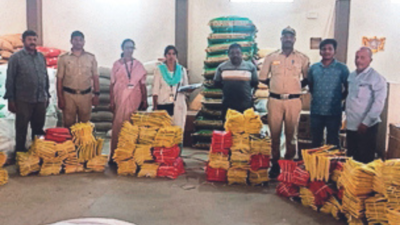 Gold items worth Rs 2.6 crore, 900 saris seized in Chikkamagaluru