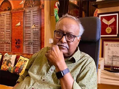 Vidya Balan reaches at film director Pradeep Sarkar's residence for 'Antim Darshan'