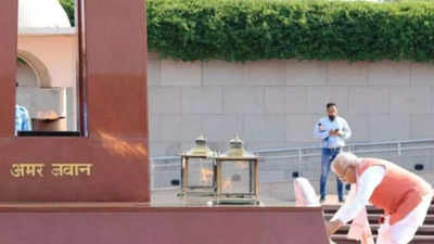 Haryana chief minister Manohar Lal Kahttar pays tribute to martyrs at National War Memorial in Delhi