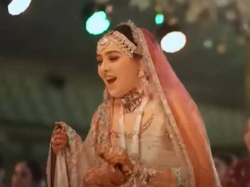 ​Pakistani bride dances to ‘Jalebi Baby’ at wedding; netizens praise her dance!