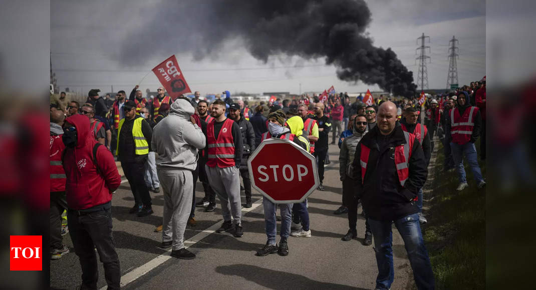 New violent clashes rock France in water protest – Times of India