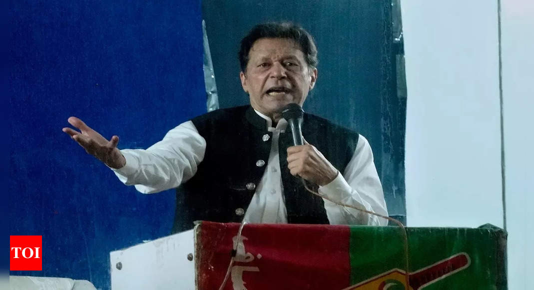 L’ancien Premier ministre pakistanais Imran Khan organise un rassemblement à Minar-i-Pakistan malgré les menaces