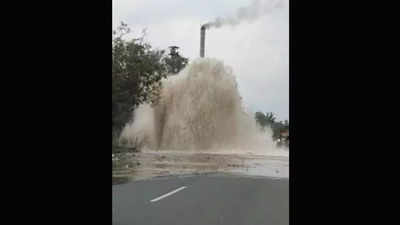 Kerala: Water pipe bursts in Warangal village, creates delightful 'fountain' on NH 365