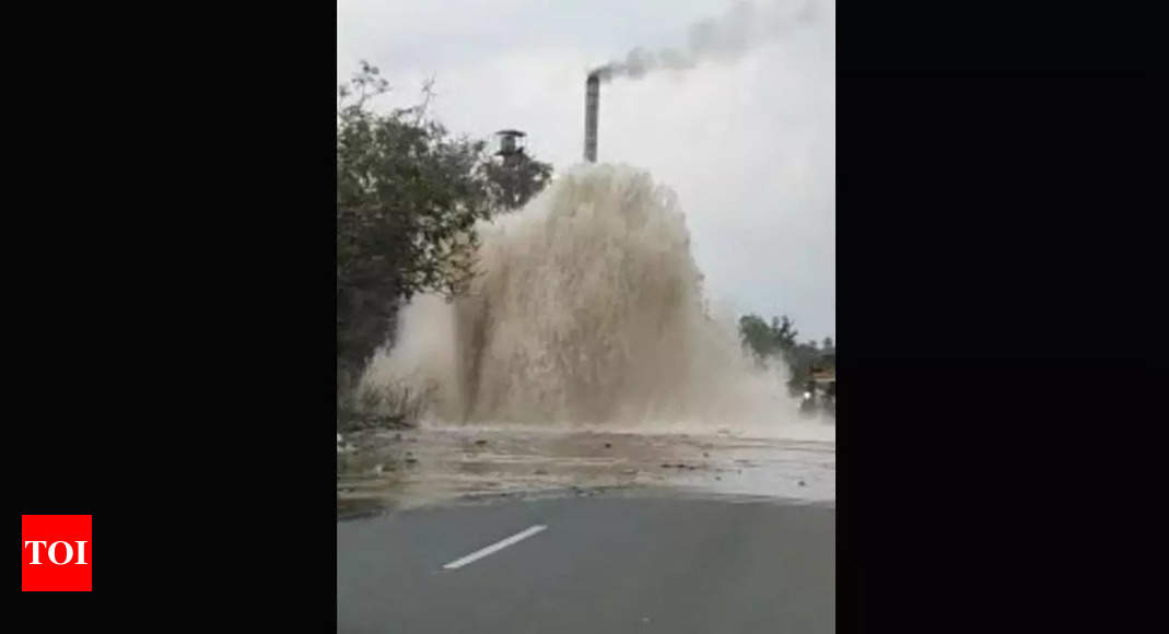 Kerala: Water pipe bursts in Warangal village, creates delightful ‘fountain’ on NH 365 | Kochi News