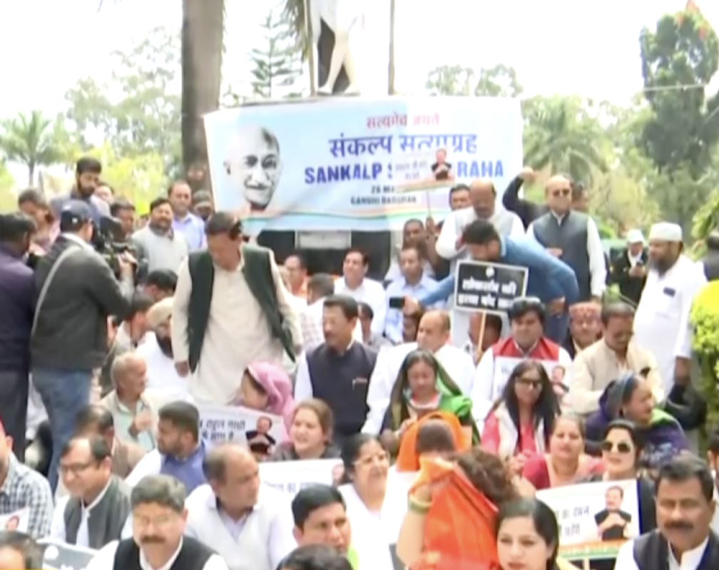 
Uttarakhand: Congress workers hold ‘Sankalp Satyagraha’ in Dehradun
