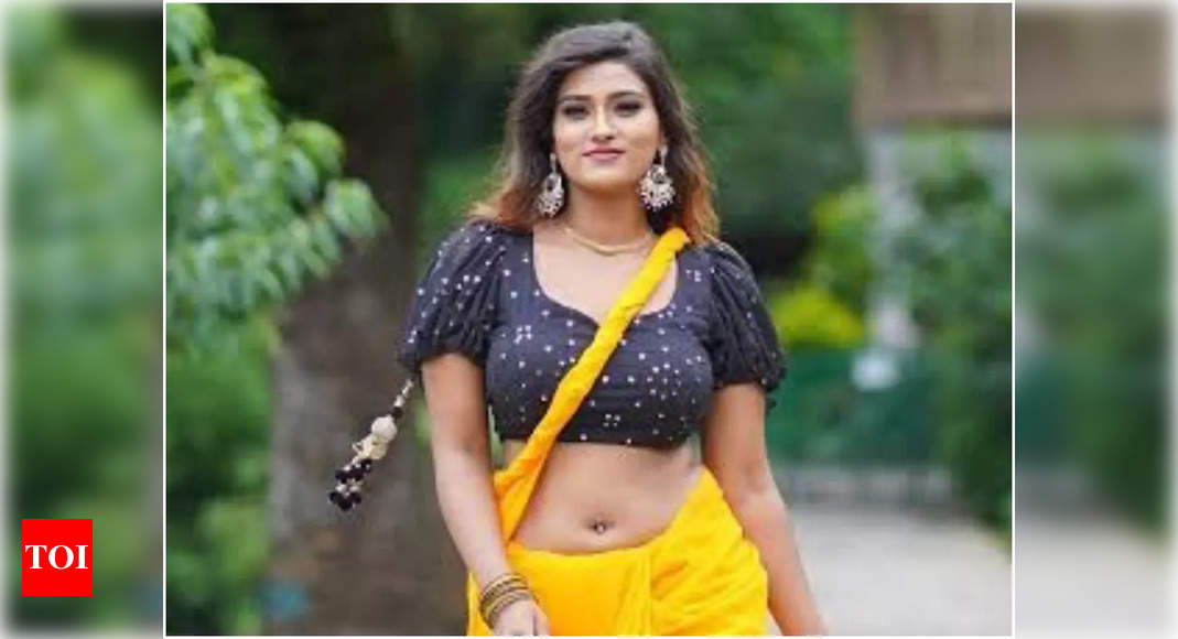 Aunty booo🥵🔥 . . . #hotsaree #saree #sareelove #sareenavel #sexysaree  #sareelovers #navel #hotnavel #sareeseduction #sareefashion #... | Instagram