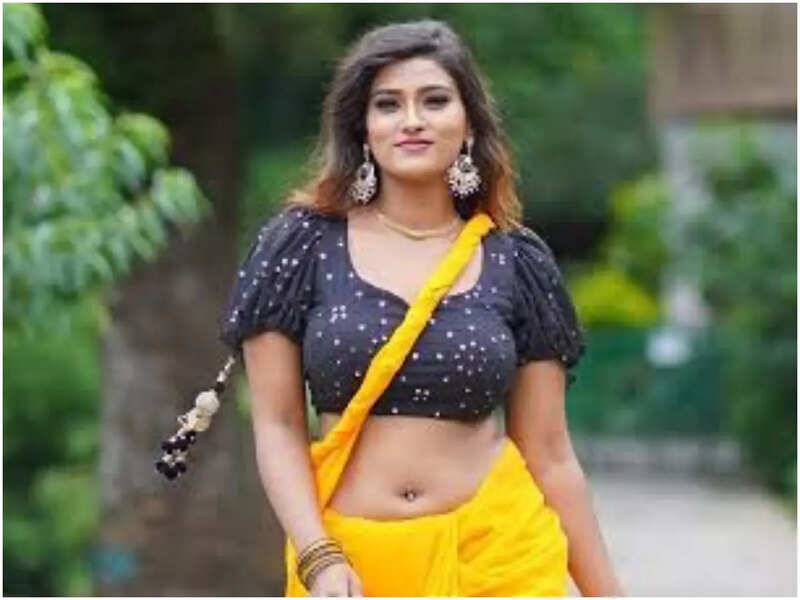 Bhojpuri star Akanksha Dubey was seen sobbing in her Insta live post just before death