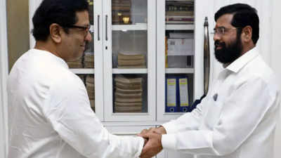 Maharashtra CM Eknath Shinde visits Raj Thackeray at his Mumbai residence