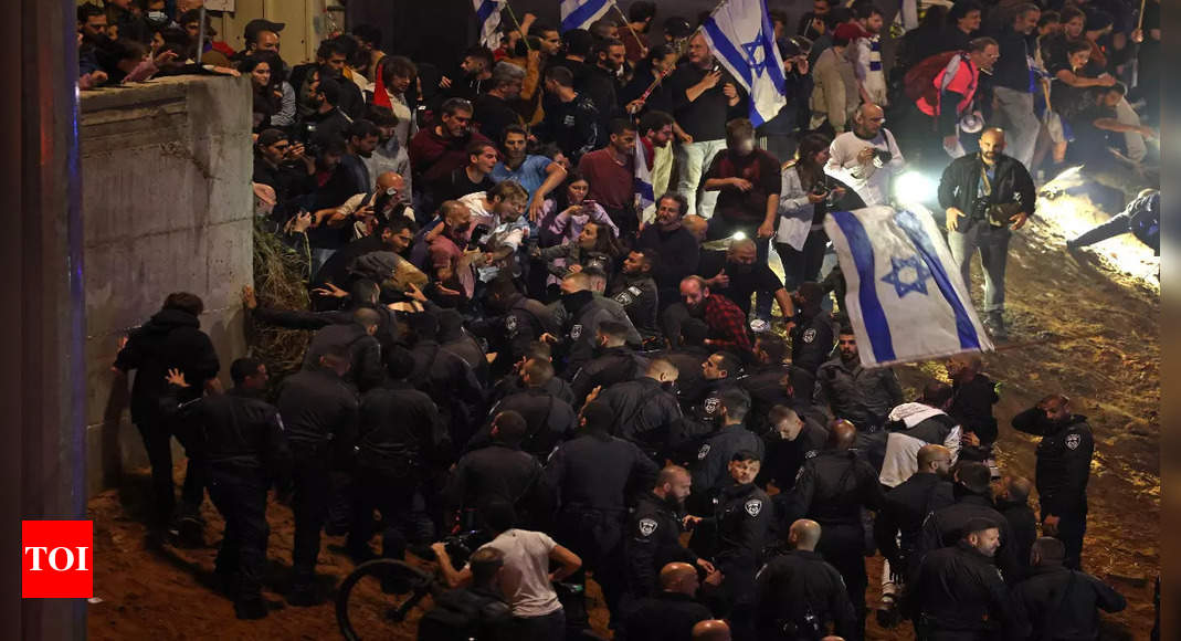 Des manifestations de masse éclatent après que le Premier ministre israélien Benjamin Netanyahu a limogé le chef de la défense