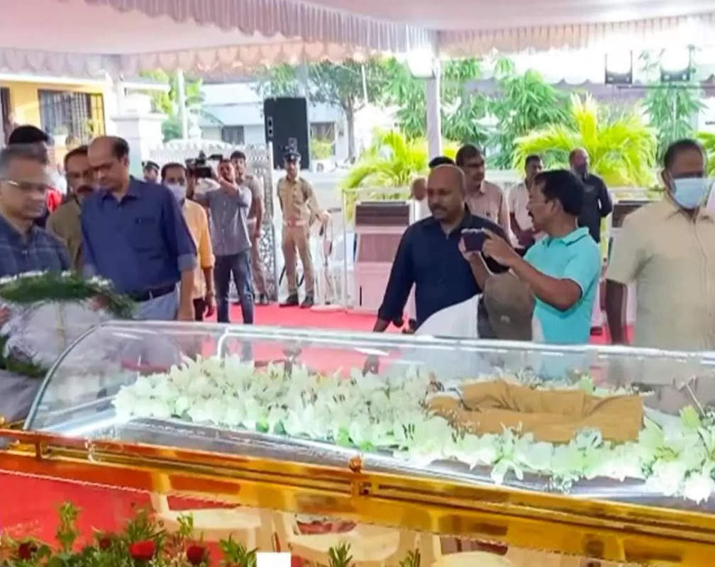 
Kerala: People pay their last respect to Malayali actor Innocent in Thrissur
