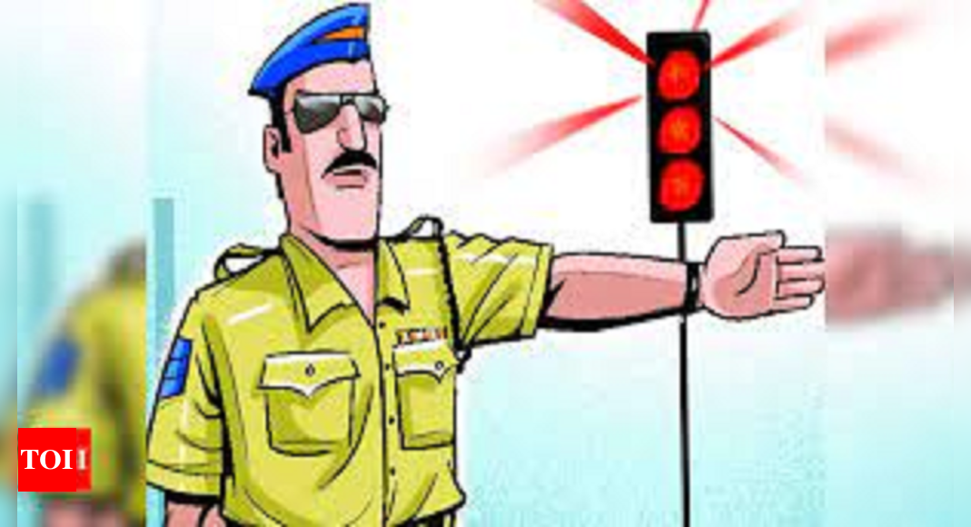 Man Jumps Red Light Drags Nagpur Traffic Cop On Cars Bonnet Nagpur News Times Of India 8865