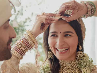 Kapoor: Ranbir Kapoor-Alia Bhatt wedding: Groom's sister Karisma Kapoor  flaunts minimal mehendi design, Celebrity News | Zoom TV