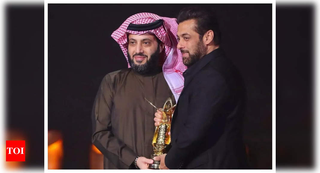 Salman Khan gifts one of his paintings to Turki Alalshikh, a minister in Saudi Royal Court: See pic inside | Hindi Movie News – NewsEverything Life Style