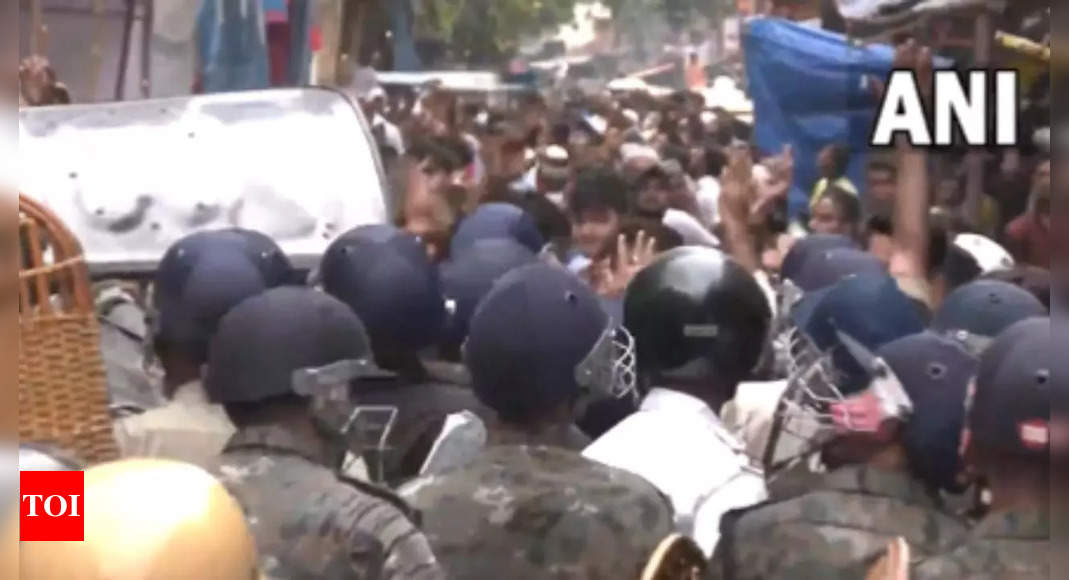हावड़ा में ताजा बवाल, पुलिसकर्मियों पर पथराव;  धारा 144 सीआरपीसी लगाई गई |  कोलकाता समाचार – टाइम्स ऑफ इंडिया