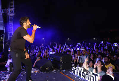Farhan Akhtar's live performance steals the show at a Jaipur college fest