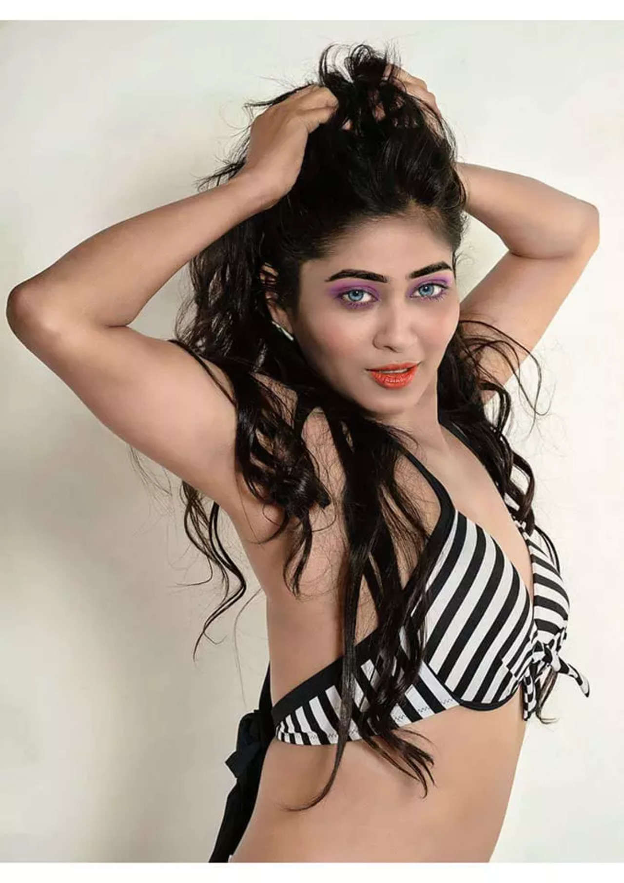 1280px x 1812px - Payel Sarkar drops her pallu while dancing, fans request her to dance in  rain | Bangla Movie News - Times of India