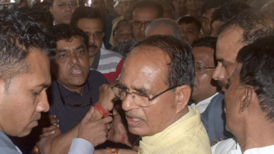 MP CM Shivraj Singh Chouhan meets kin of Indore victims, runs into anguish