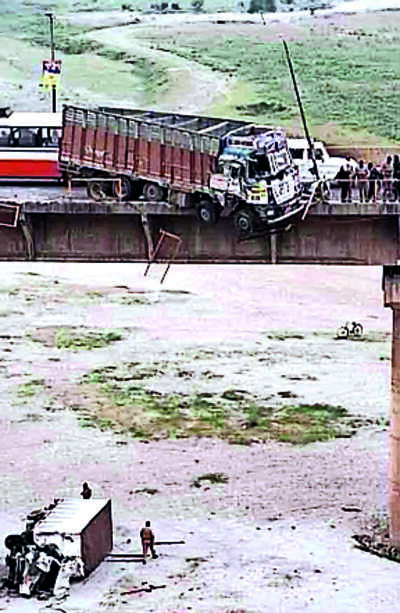Three killed in collision of trucks at Phaphamau bridge on highway
