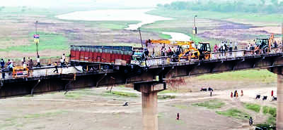 Three killed in collision of trucks at Phaphamau bridge on highway
