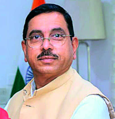 BJP issues gag order on Savadi, Jarkiholi for Athani seat