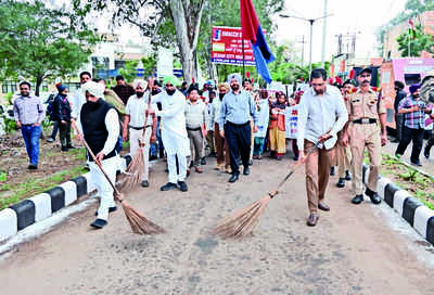 MLAs sweep ‘clean’ roads during MC cleanliness drive