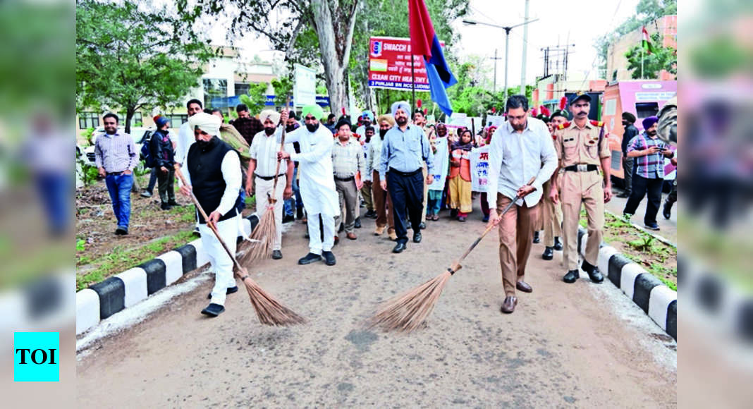 Mc सफाई अभियान के दौरान विधायक ने की सड़कों की सफाई |  लुधियाना समाचार – टाइम्स ऑफ इंडिया