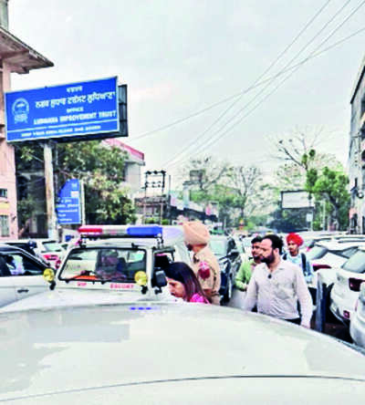 MLA ‘stuck’ in jam in Feroze Gandhi mkt