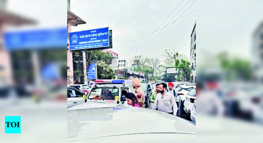 फिरोज गांधी : फिरोज गांधी बाजार में जाम में फंस गए विधायक |  लुधियाना समाचार – टाइम्स ऑफ इंडिया