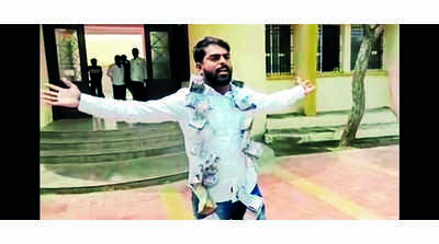 Sarpanch wears garland of notes to expose block development officer’s graft