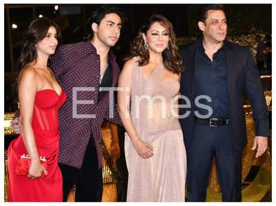 Salman poses with Gauri, Aryan & Suhana