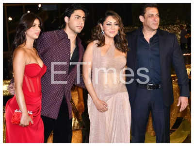 Salman Khan sends the internet into a meltdown as he poses with Gauri, Aryan and Suhana Khan