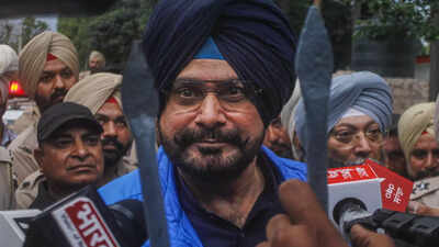 Congress leader Navjot Singh Sidhu walks out of Patiala jail; claims plot for President's Rule in Punjab
