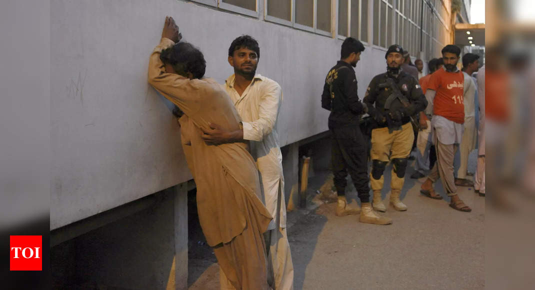La police pakistanaise arrête 8 personnes après une bousculade alimentaire meurtrière pendant le Ramadan