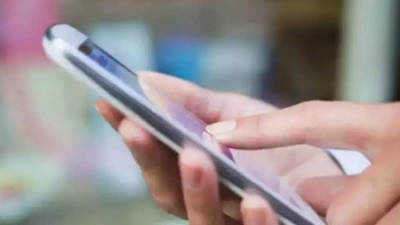 Bengalureans hooked to phone before bed: Survey