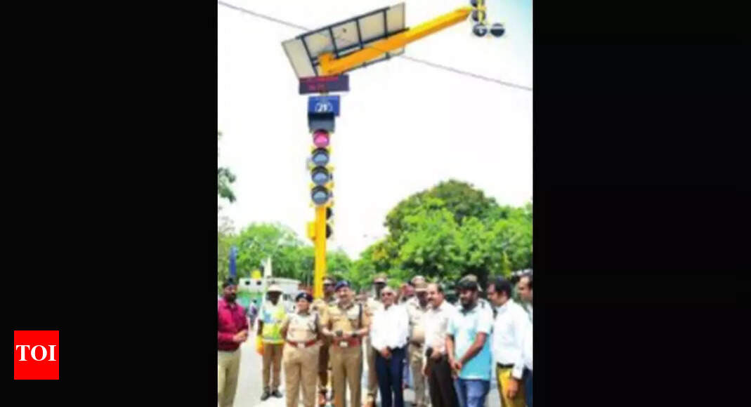 Chennai Solar operated traffic signal installed in Vavin junction