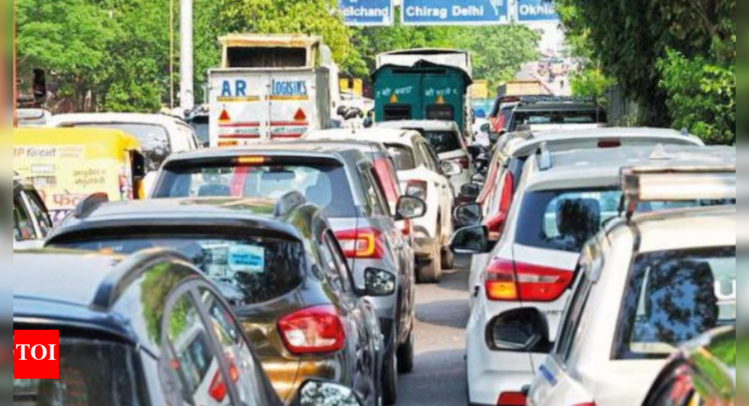 आंशिक रूप से खुला, लेकिन चिराग दिल्ली फ्लाईओवर पर गंदगी सप्ताहांत में भी खत्म नहीं हुई |  दिल्ली समाचार – टाइम्स ऑफ इंडिया