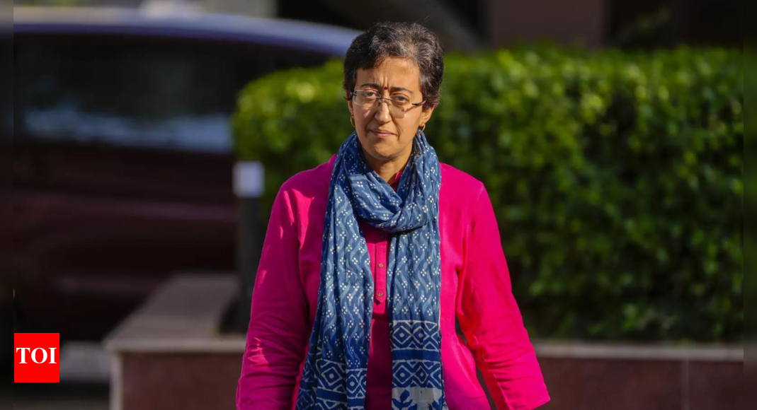 शिक्षा मंत्री आतिशी ने दिल्ली मॉडल वर्चुअल स्कूल के छात्रों के लिए मुफ्त जेईई, एनईईटी कोचिंग की घोषणा की  दिल्ली समाचार – टाइम्स ऑफ इंडिया