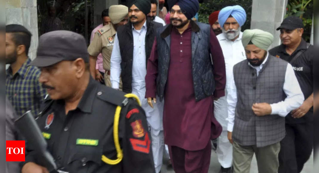 Navjot Singh Sidhu Visits Sidhu Moose Wala S Residence In Punjab S